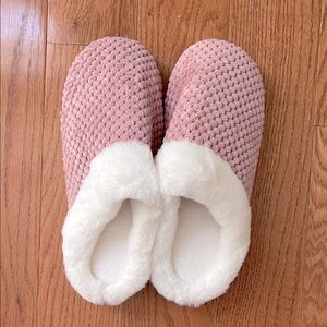 Benjamin Kelly, Women’s Fleece Memory Foam Slippers, US size 9-10